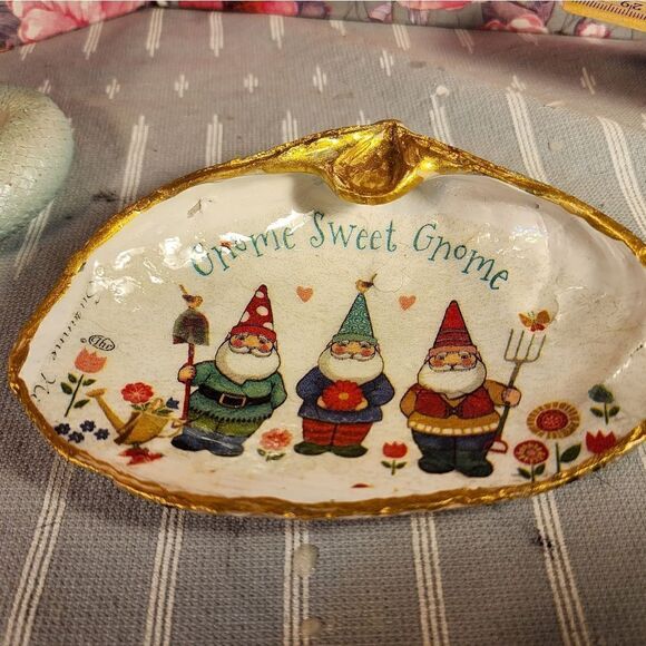 DECOUPAGE CLAM SHELL DECOUPAGE GNOME SWEET GNOME CLAM SHELL TRINKET DISH - Picture 6 of 11